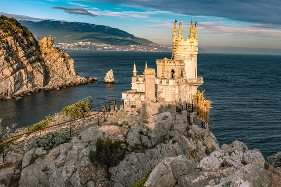 Swallow's Nest-a fairy-tale castle on the edge of a cliff.